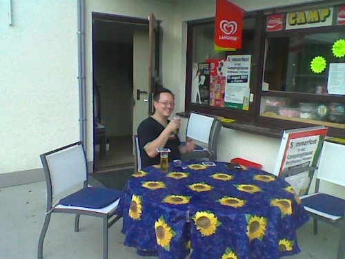 Marcel beim Bier, nach 4